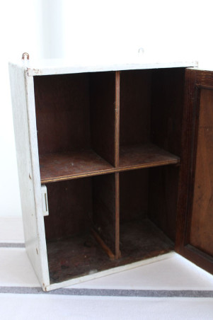 Ancienne armoire à pharmacie en bois