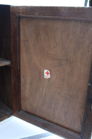 Ancienne armoire à pharmacie en bois