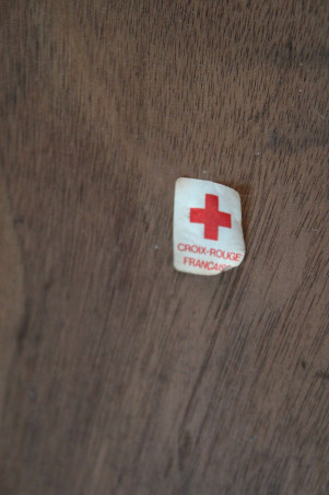 Ancienne armoire à pharmacie en bois