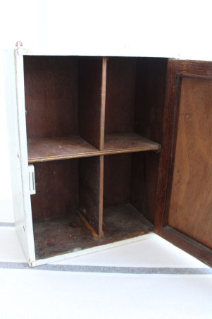 Ancienne armoire à pharmacie en bois