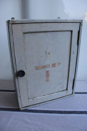 Ancienne armoire à pharmacie en bois