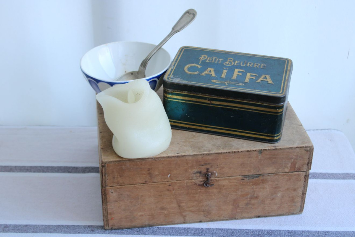 Ancienne boîte en métal CAïFFA