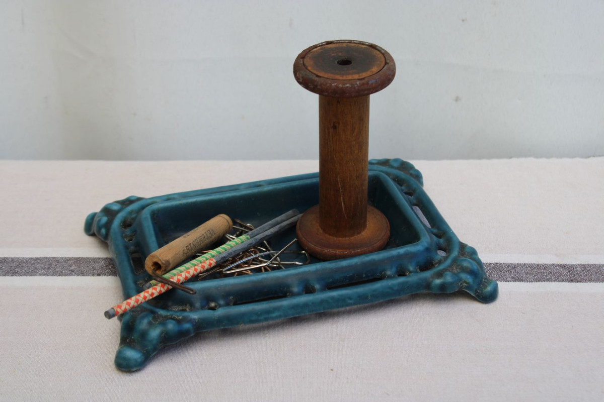 Ancien crachoir en fonte