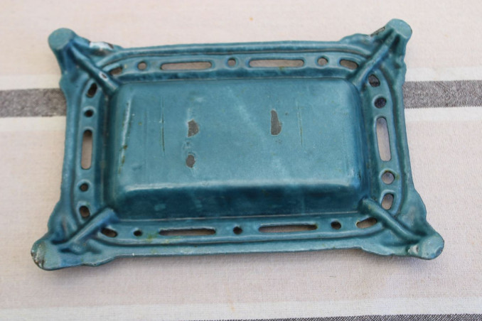 Ancien crachoir en fonte