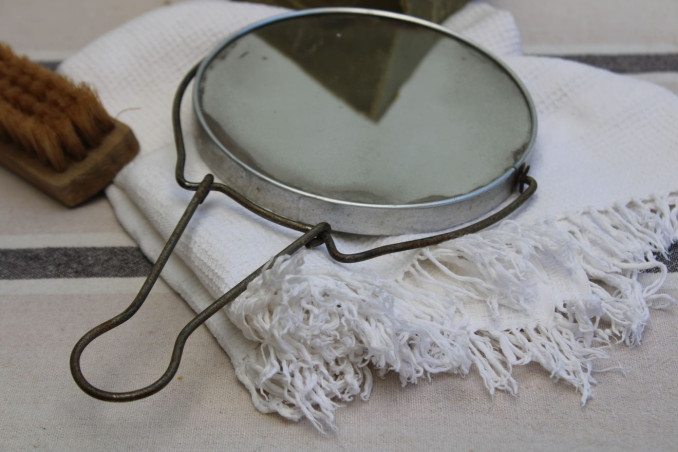 Ancien miroir à poser en métal