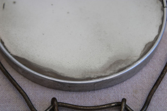 Ancien miroir à poser en métal