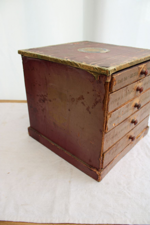Ancienne boîte de mercerie